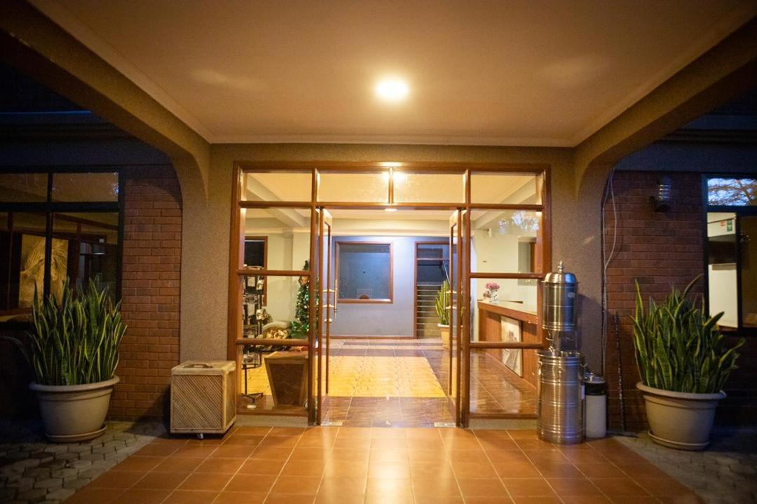 Summit Lodge Marombosa 외부 사진